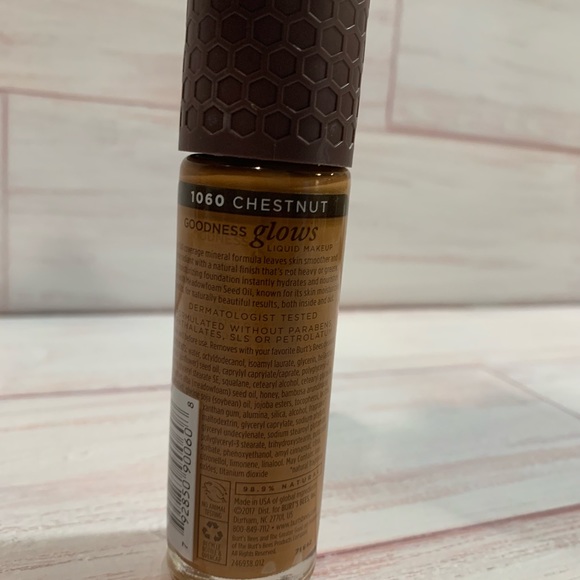 BURTS BEES Goodness Glows Liquid Makeup 1060 Chestnut 1oz - Picture 2 of 3